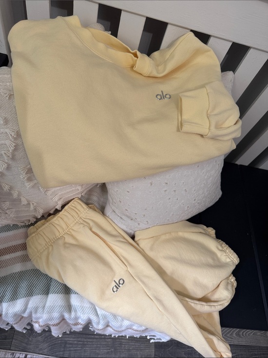ALO Yoga Tops - ALO Accolade sweat set